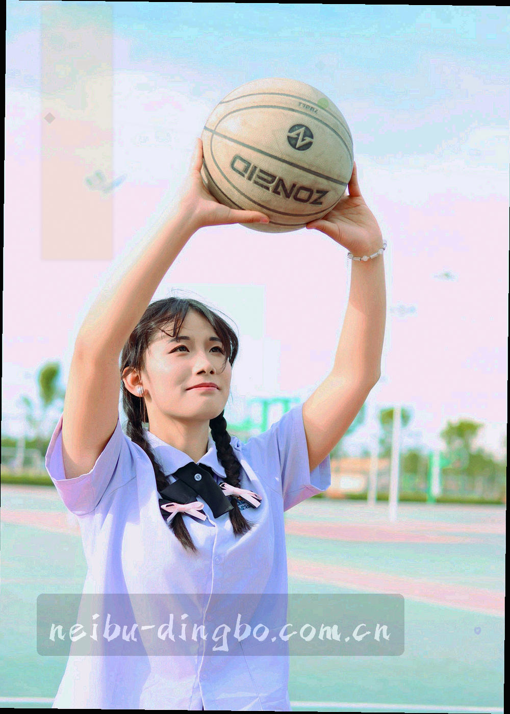 版本通讯封面排版图，宋体标题与等宽期号，暖灰纸底色